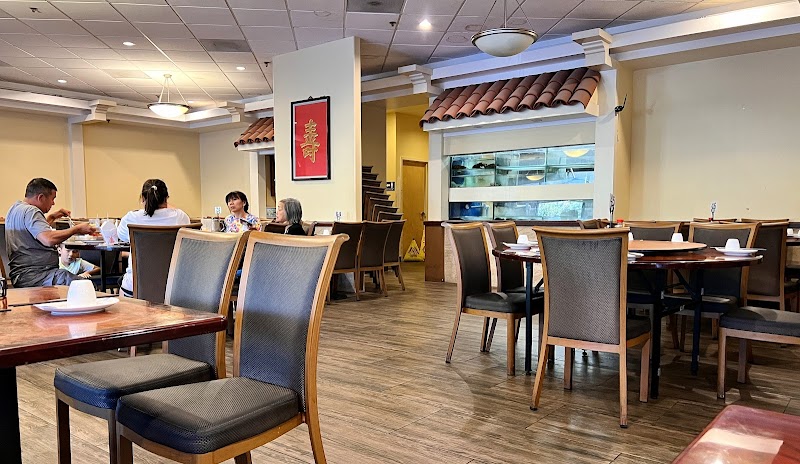 East Lake Chinese Restaurant and Dim Sum (東湖海鮮酒家) — food and interior