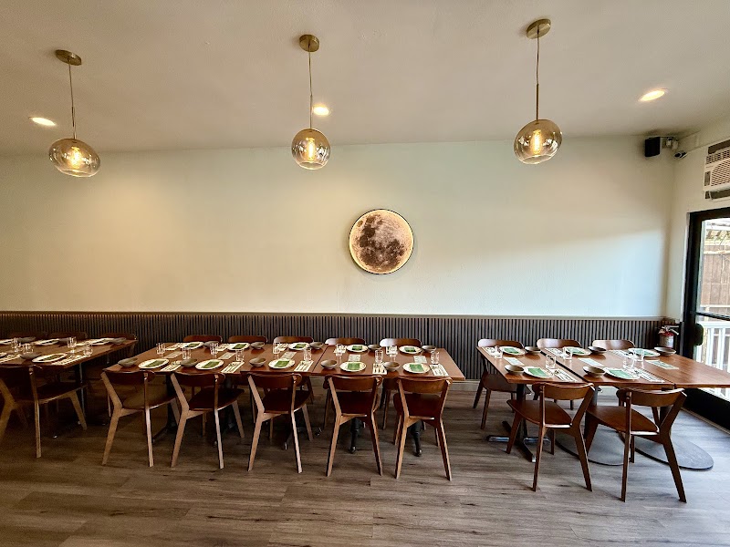 VeLa Brunch&Thai Restaurant — food and interior