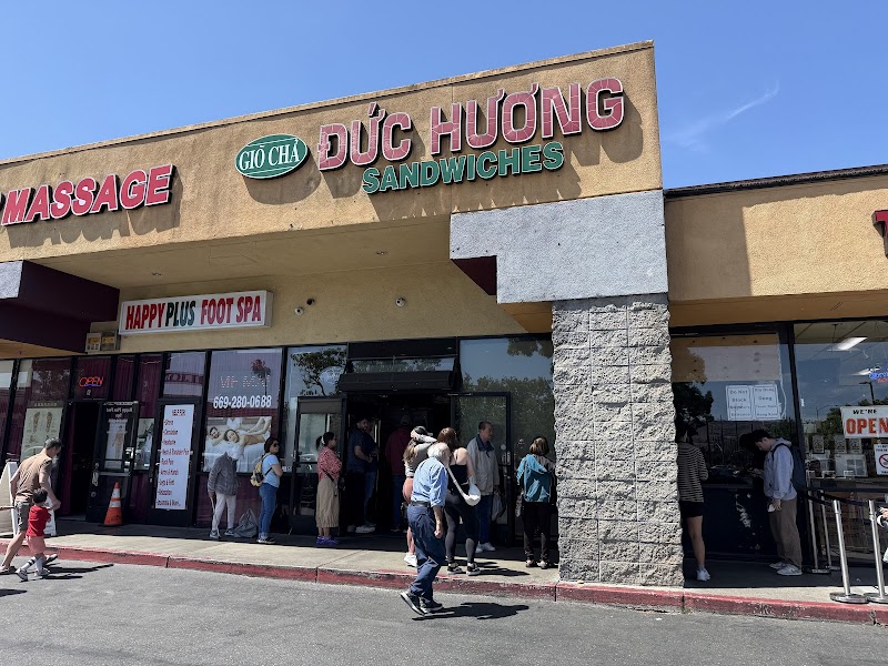 Duc Huong Sandwiches — food and interior